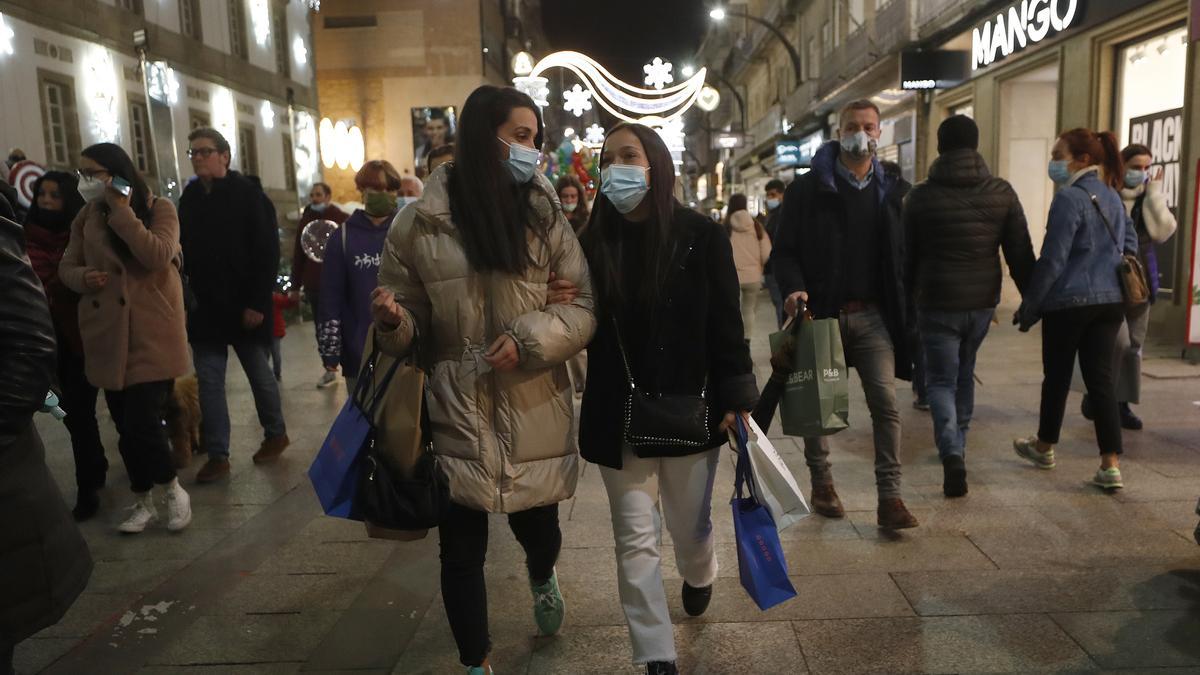 Muchas personas aprovecharon los descuentos ayer para anticipar las compras de Navidad.