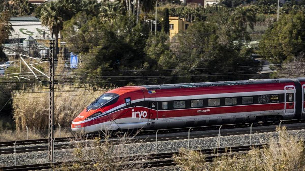 Un Iryo, el pasado miércoles, pasando cerca del parque agrario del Baix Llobregat.