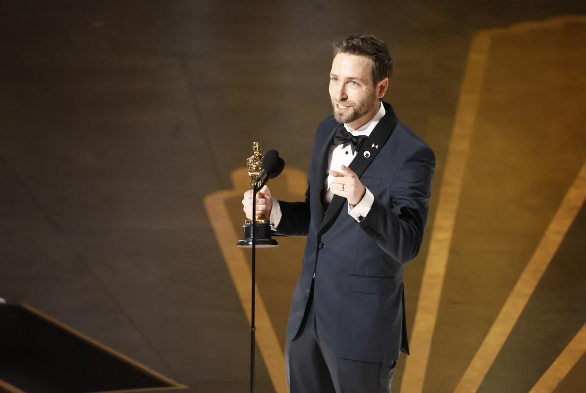 Hollywood (United States), 13/03/2023.- Paul Rogers after winning the Oscar for Best Film Editing for ’Everything Everywhere All at Once’ during the 95th annual Academy Awards ceremony at the Dolby Theatre in Hollywood, Los Angeles, California, USA, 12 March 2023. The Oscars are presented for outstanding individual or collective efforts in filmmaking in 24 categories. (Estados Unidos) EFE/EPA/ETIENNE LAURENT