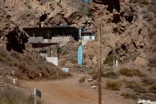 La aparición de amianto retrasa el derribo de cuatro casas en la Algameca Chica