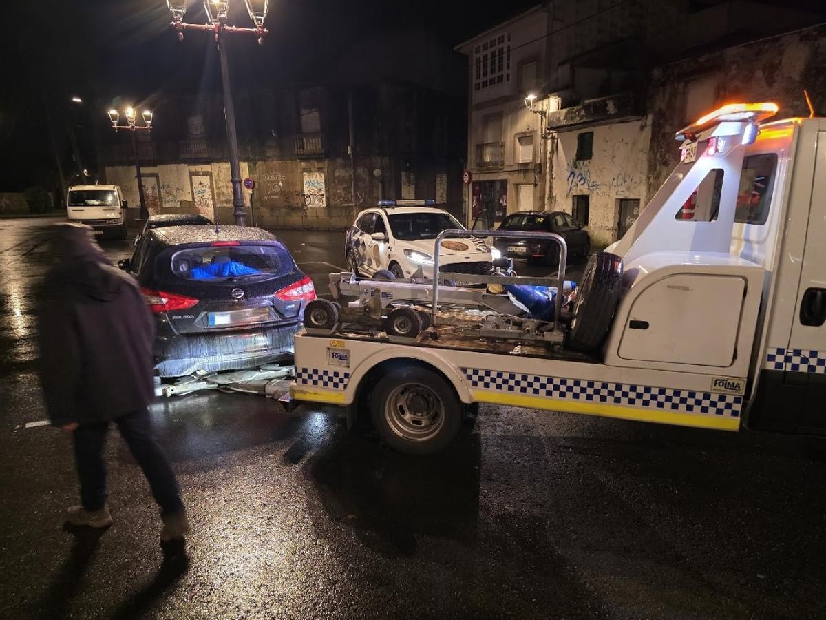 Retirada de vehículos en la zona del mercado ambulante de Vilagarcía durante el montaje de los puestos. Retirada de vehículos en la zona del mercado ambulante de Vilagarcía durante el montaje de los puestos.