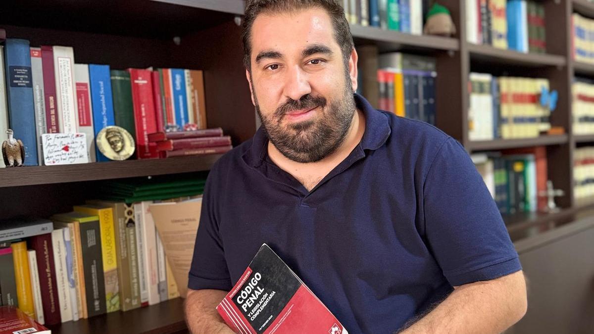 El abogado Fernando Cumbres en su despacho de Badajoz, donde pasará parte del verano.