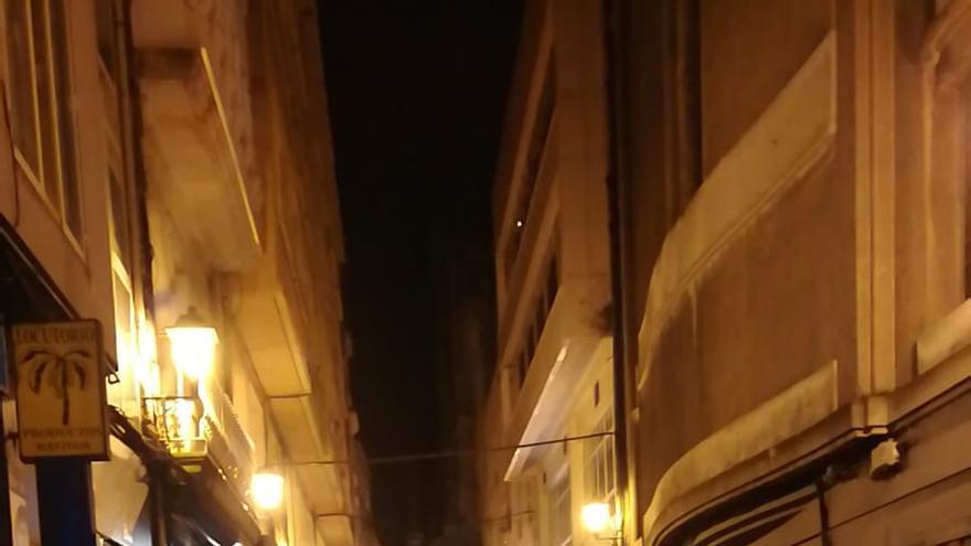 Así estaban las calles de A Coruña en la noche del viernes de Carnaval