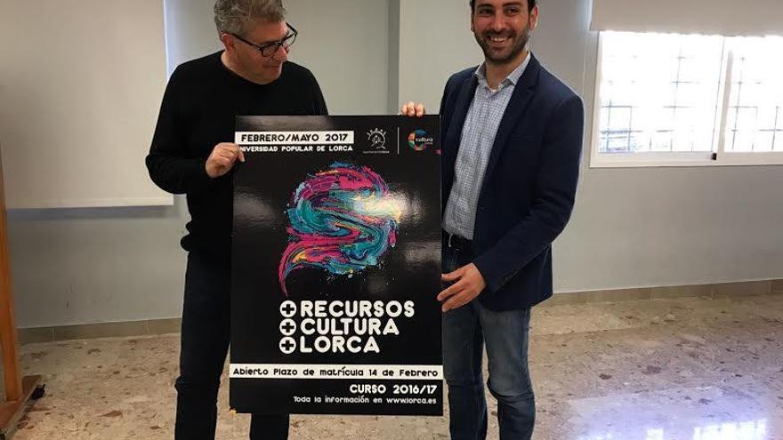 El concejal Llamas posa con el cartel de la nueva programación.