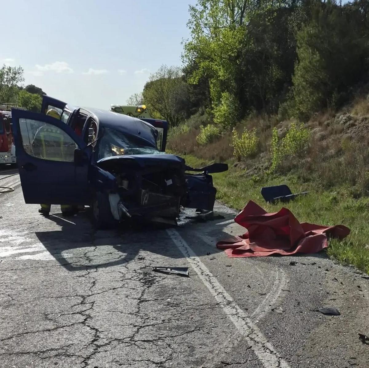 La furgoneta implicada en el accidente mortal en la N-260 en Maià de Montcal