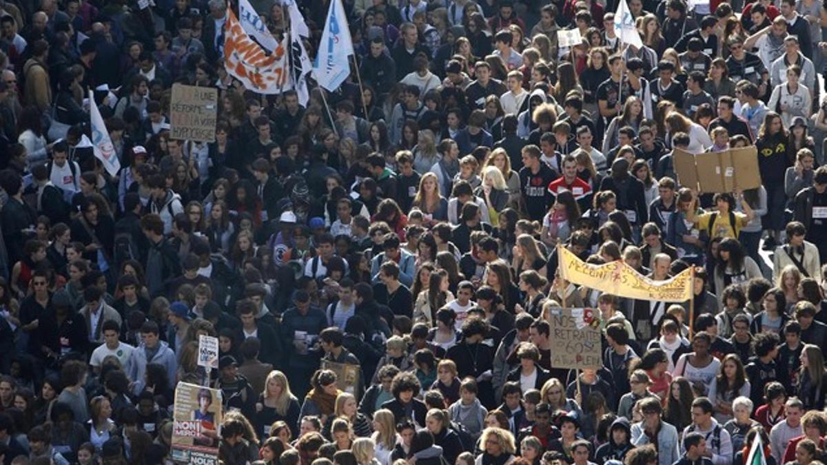 Manifestantes protestan en París contra la intención del Gobierno de Sarkozy de retrasar la edad de jubilación.