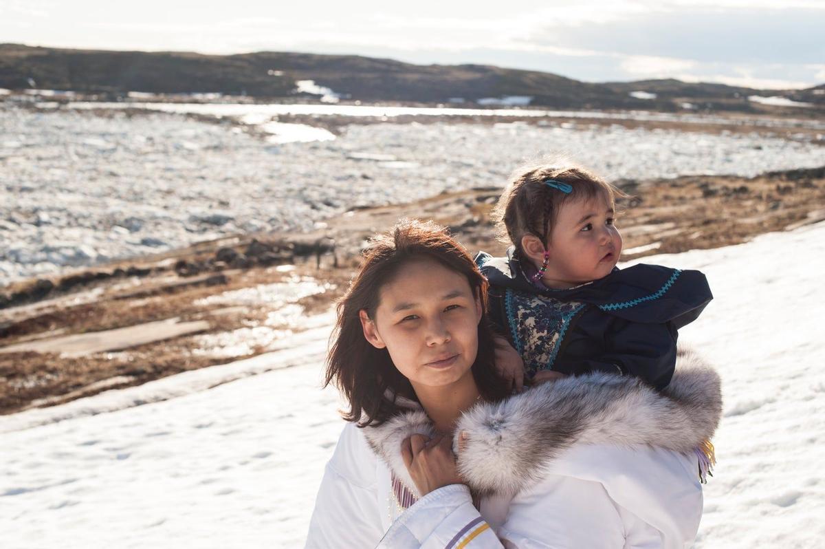 Madre e hija inuit en la isla de Baffin