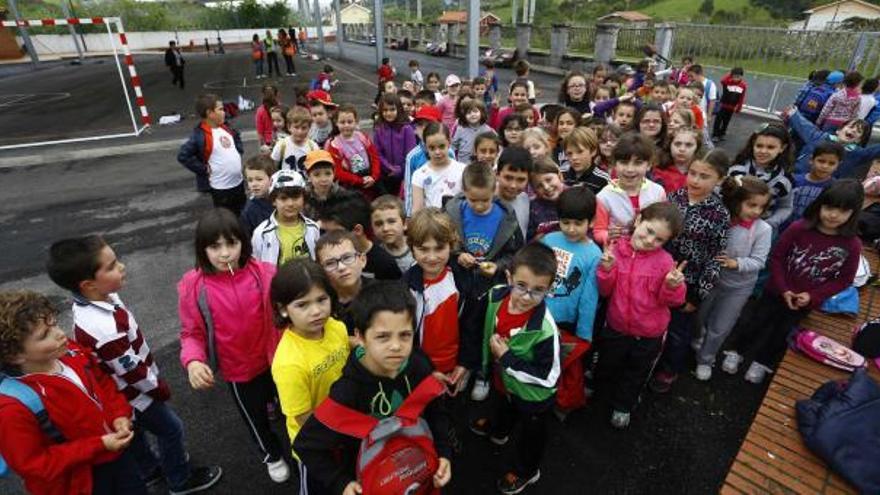 Los alumnos de 1.º y 2.º de Primaria de Las Vegas, ayer, haciendo un descanso en el itinerario que realizaron desde el colegio hasta el primer tramo de la ruta del agua.