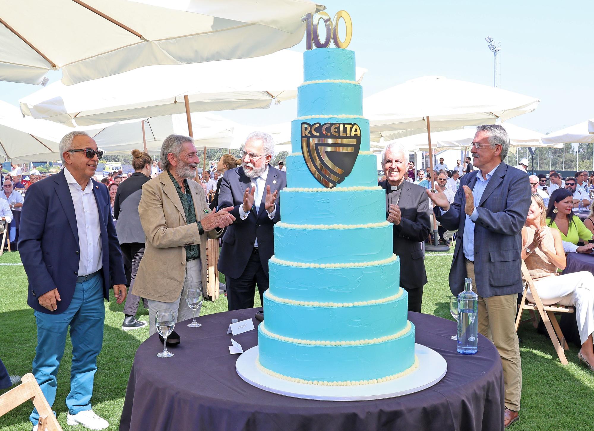 El Celta se rodea de su gran familia y de representantes institucionales por su centenario