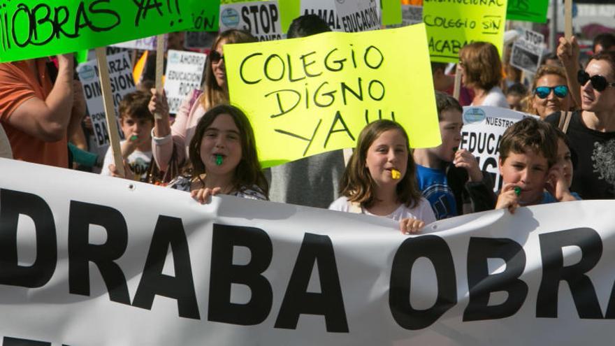 Familias de la playa reclaman un nuevo colegio para los niños de La Almadraba