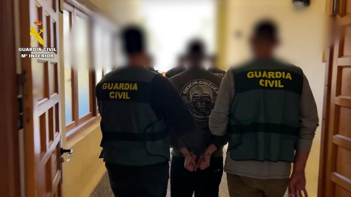 La Guardia Civil conduce a los detenidos por el secuestro