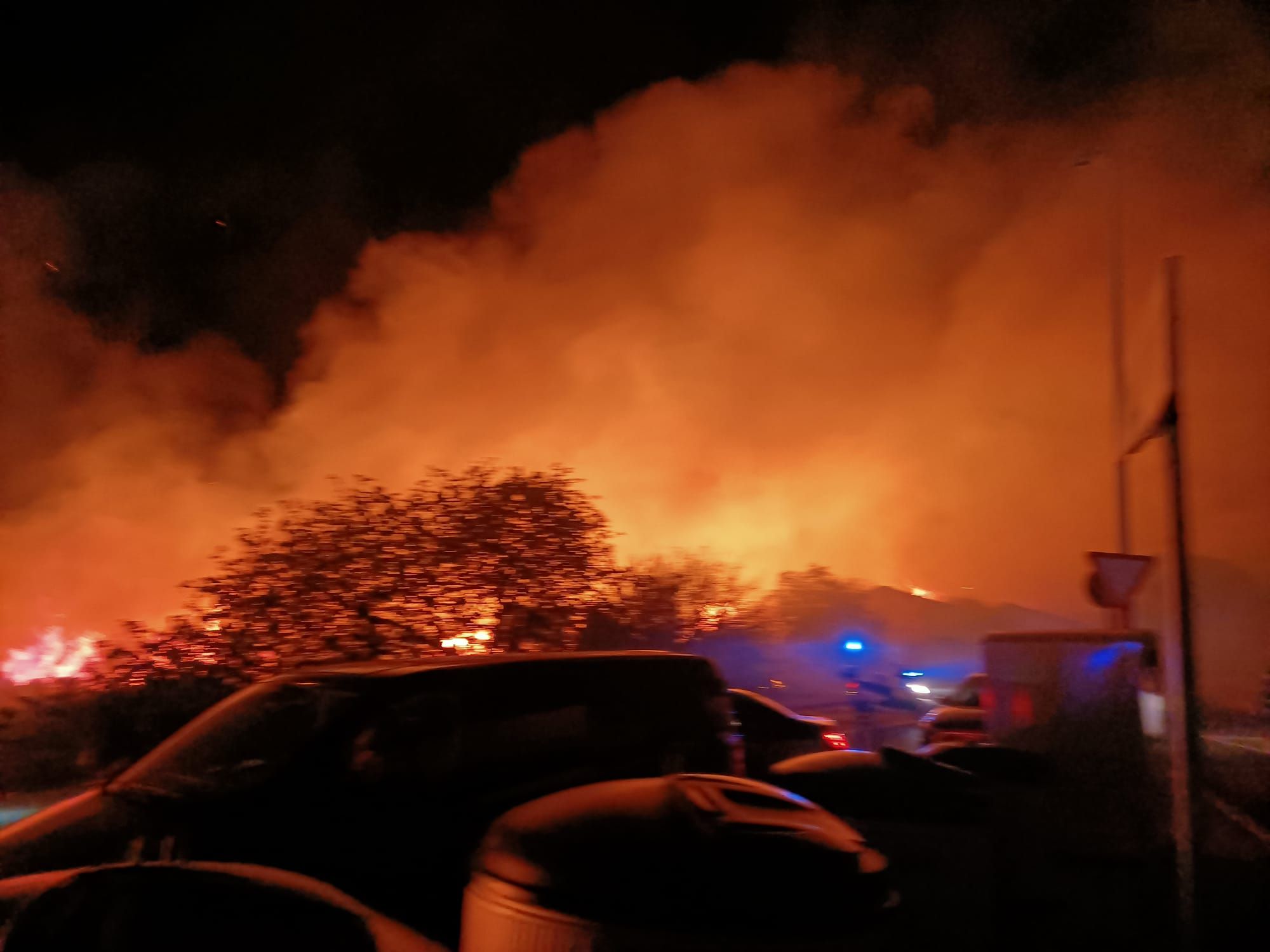 Imágenes del incendio de Teulada: un castillo de fuegos artificiales provoca un virulento fuego