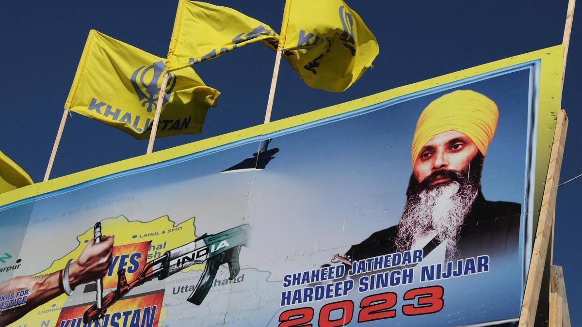 Mural del líder religioso sij Hardeep Singh Nijjar en un templo en Canadá.