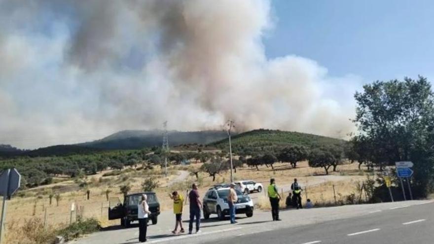 El fuego entra en el casco urbano de Casas de Millán y afecta ya a viviendas: "Temo por mi casa"