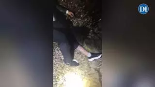 Complicado rescate de un migrante con una pierna rota tras llegar a Ibiza en una pequeña patera