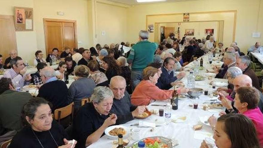 Comensales en el almuerzo solidario de Cáritas en Santibáñez.