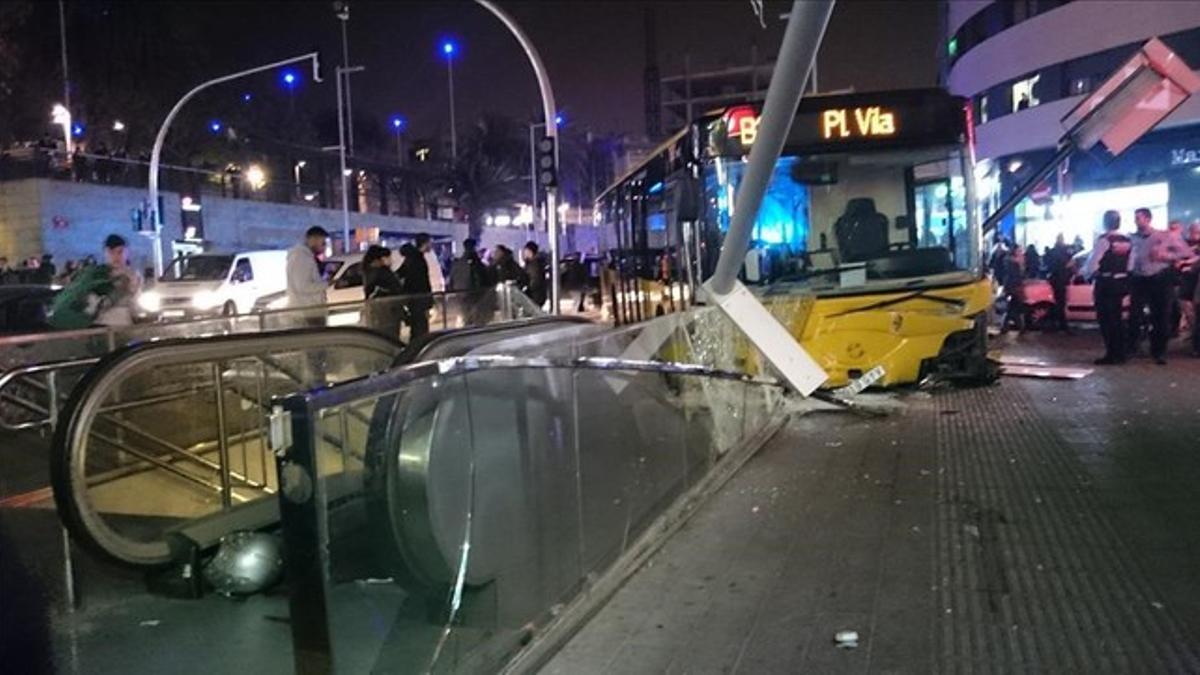 El autobús siniestrado el acceso de la parada de metro de Santa Coloma.