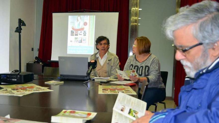 Representantes de &quot;Fetiche&quot; y la concejal de Cultura, en la presentación en el Ayuntamiento.