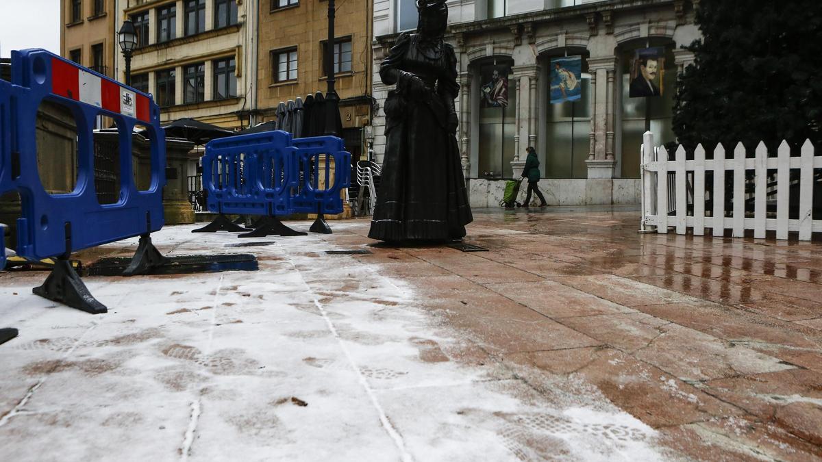 Oviedo amanece cubierta por un manto blanco tras la llegada de la borrasca "Filomena"