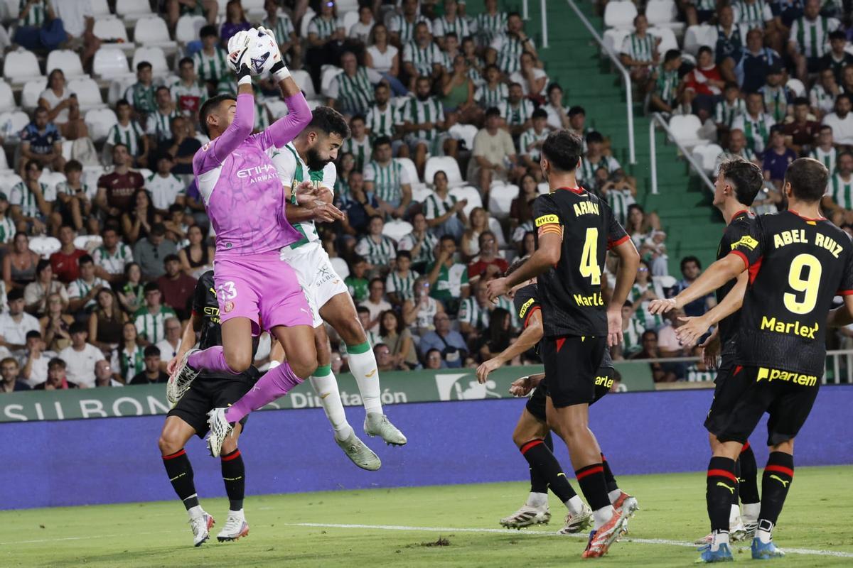 Rubén Alves pugna con Gazzaniga en un balón aéreo, durante el Córdoba CF-Girona.
