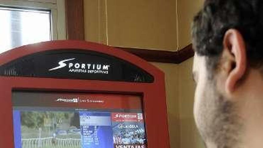 Un usuario utiliza una máquina de apuestas deportivas. // B./J. Lalín