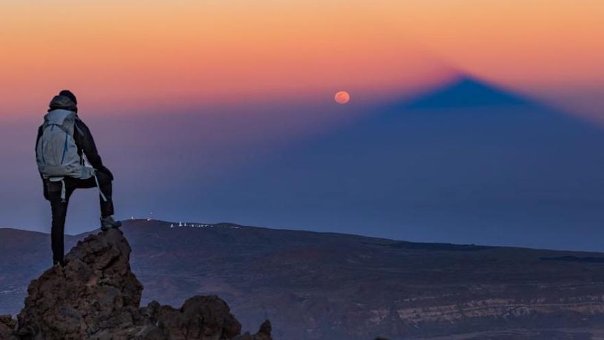 Instante de la puesta de sol en el Teide junto a la superluna