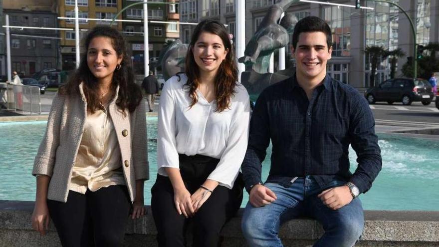 Irene Lois, Elena Carrera y Pablo Santiago, en la fuente de los surfistas.