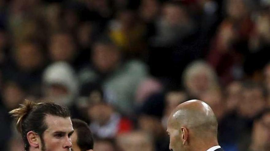 Zidane saluda a Bale el sábado pasado en el Bernabéu.