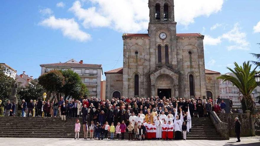 Feligreses, representantes de la Diócesis de Lugo, de la parroquia y del Ayuntamiento, a la salida de la misa. // Bernabé