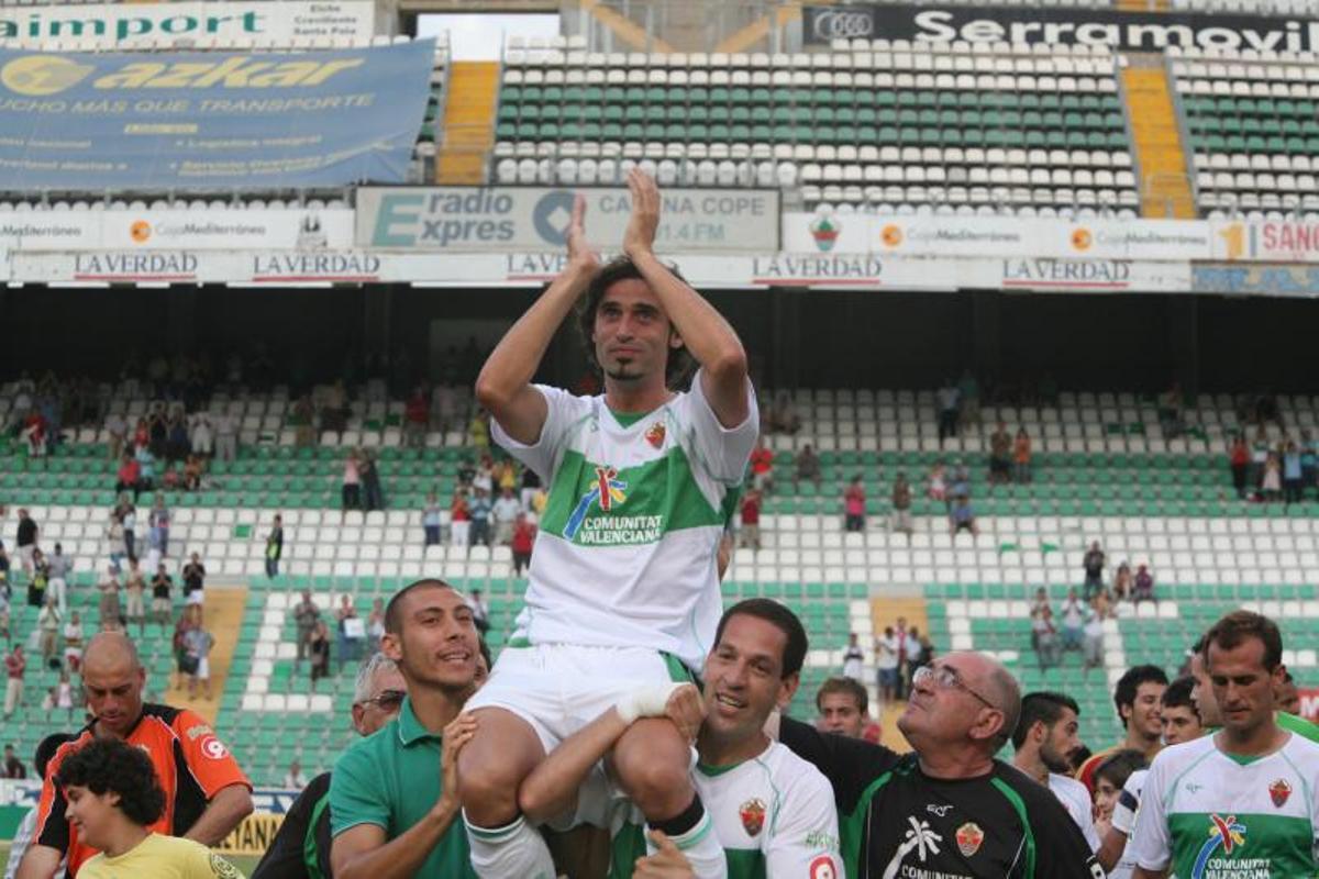 Fernando Niño (padre), el día de su despedida como jugador del Elche, a hombros de Samuel y Acciari