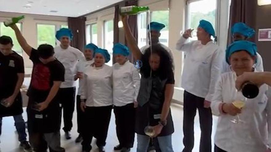 VÍDEO: Así es el curso de escanciadores profesionales de la patronal OTEA