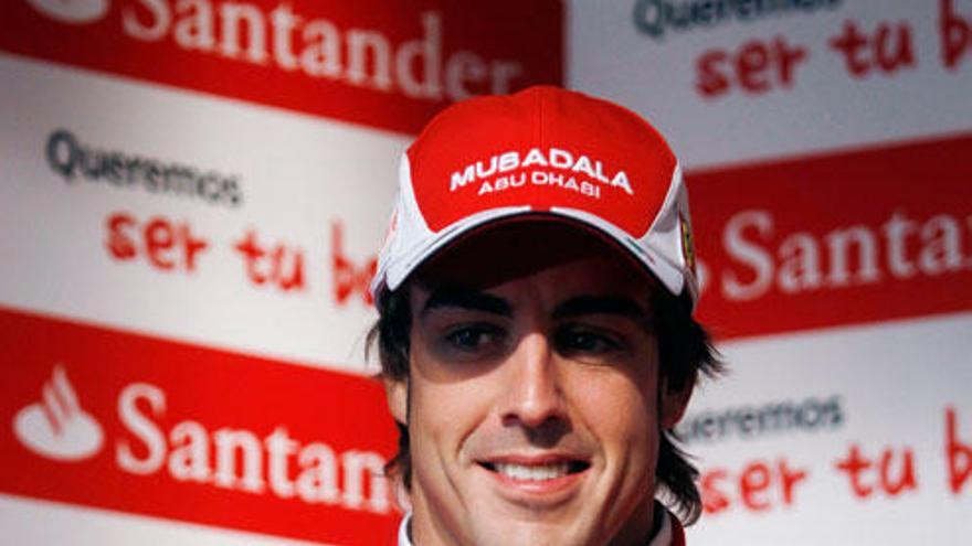 Fernando Alonso muestra sus pulgares durante un acto promocional de Ferrari y Banco Santander.