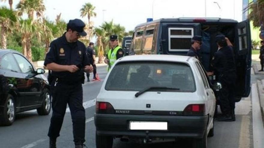 Roba un collar y un crucifijo a un turista con discapacidad visual en Tenerife