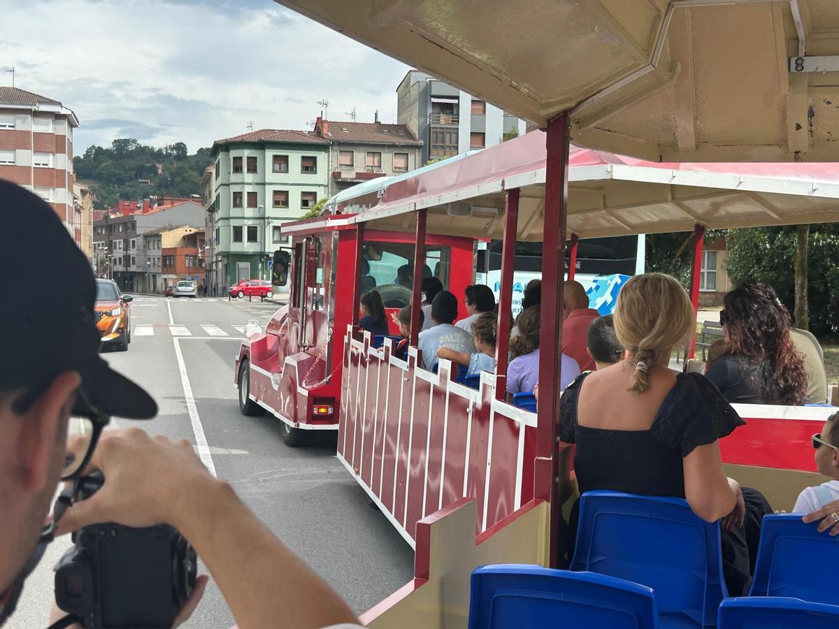 El tren turístico entre el centro de Pola de Laviana y La Chalana.