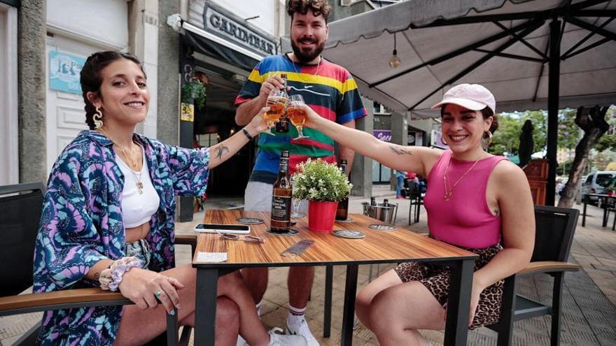 Guillermina Torresi, Omar Xerach y Ada Ramos Martín tras finalizar una de las tomas en el Garimbar de El Chapatal. 