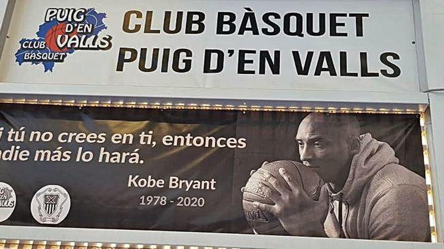 Imagen de la pancarta en homenaje a Kobe Bryant colgada en el pabellón de Puig d&#039;en Valls.