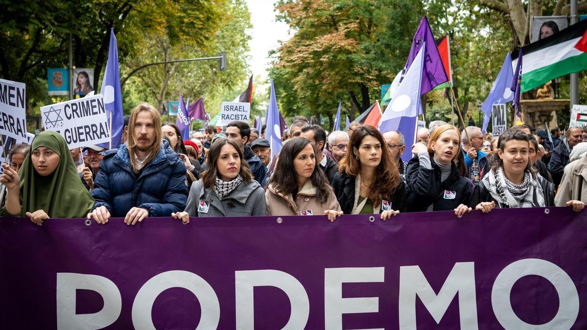 La ministra de Igualdad Irene Montero (3i) encabeza la pancarta de Podemos junto a su secretaria general Ione Belarra (c) y cientos de personas que participan en la manifestación 'Solidaridad con Palestina'.