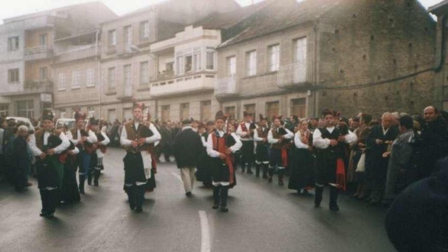 Os Dezas de Moneixas desfilan por el barrio de A Cacharela durante la Feira do Cocido de 1994.