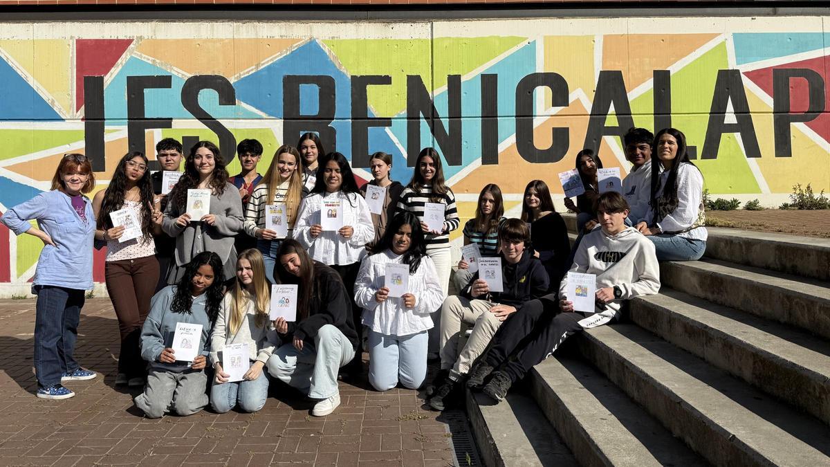 Foto de grup dels «guardians de la memòria» de l’IES Benicalap, amb els seus dibuixos dels records de vida de les persones de l’AFAV, junt amb les professores que impulsen el projecte: Charo Cabo (esquerra) i Zaida López (dreta).