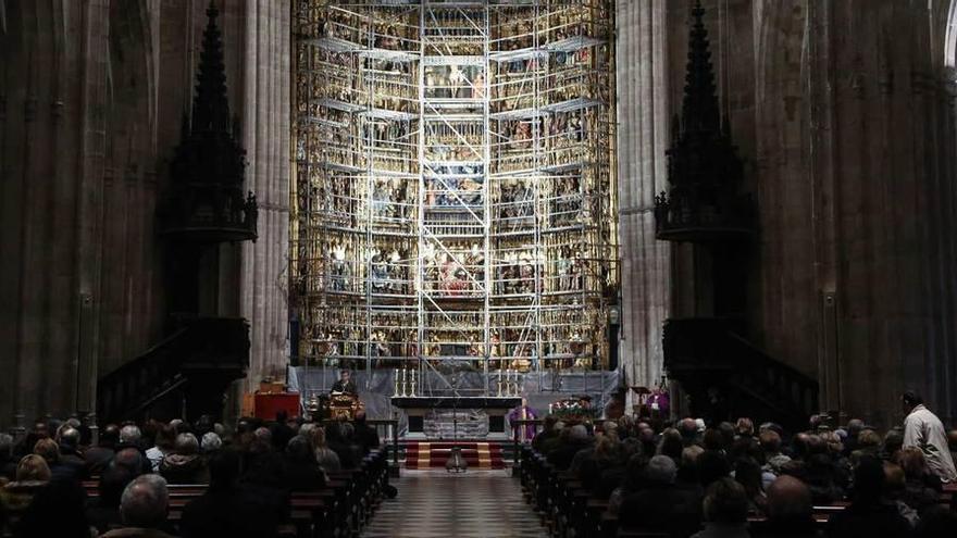 La misa de Santa Eulalia de Mérida, celebrada ayer con el retablo mayor aún cubierto de andamios.