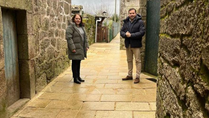 Realizan trabajos de empedrado en la aldea etnográfica de Pedre