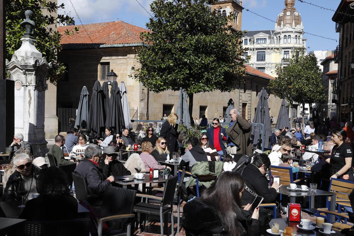 Ambiente de terrazas en Oviedo, este domingo de sol y suaves temperaturas.
