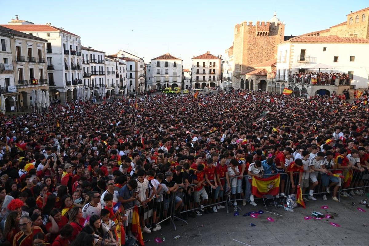 Fotogalería | Así se vive la final del Mundial 2026 en la Plaza Mayor de Cáceres Fotogalería | Así se vive la final del Mundial 2026 en la Plaza Mayor de Cáceres