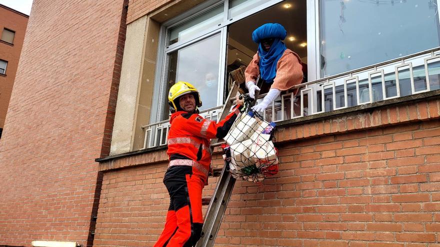 Un comboi dels Bombers acompanya els patges reials a repartir regals als infants ingressats al Trueta de Girona