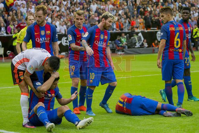 Las imágenes de la tangana entre el Valencia y el FC Barcelona