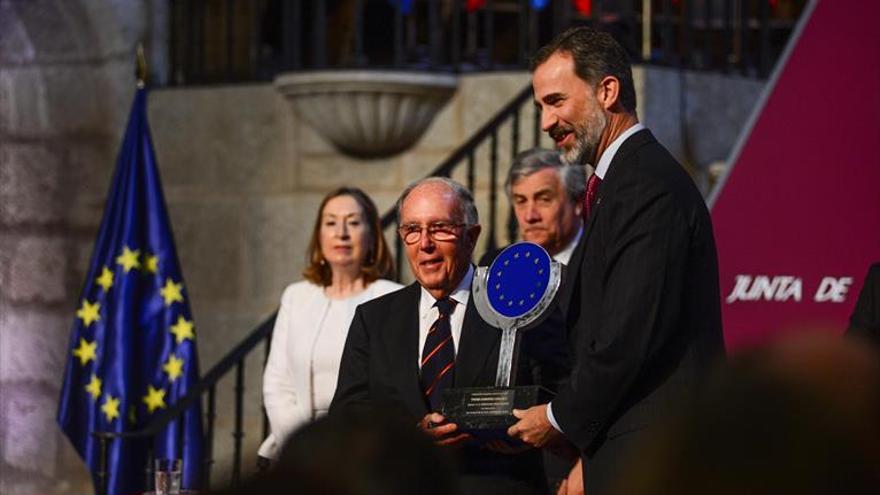 el rey felipe vi entrega a MARCELINO OREJA el premio carlos v