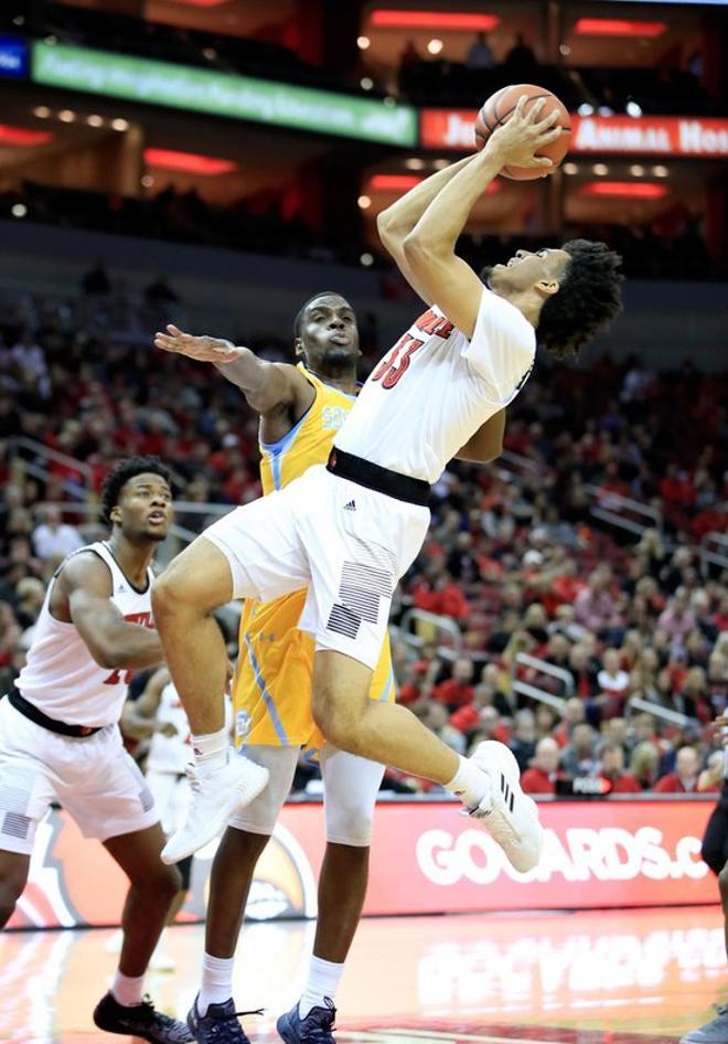 Jordan Nwora #33 de Louisville Cardinals encesta contra Southern Jaguars en el KFC YUM! Center en  Louisville, Kentucky