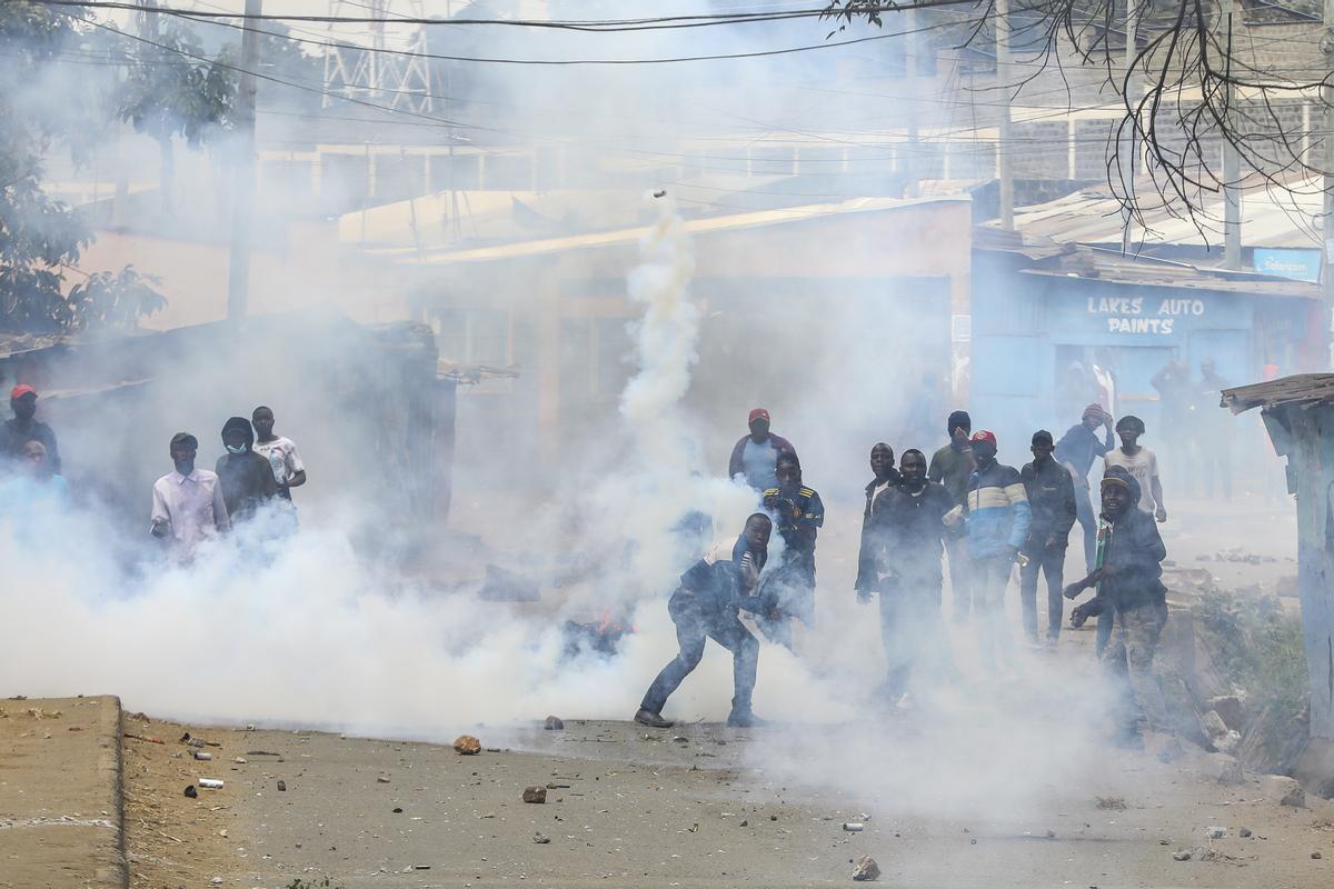 Simpatizantes de la coalición opositora Azimio durante nuevas protestas en Nairobi, Kenia.