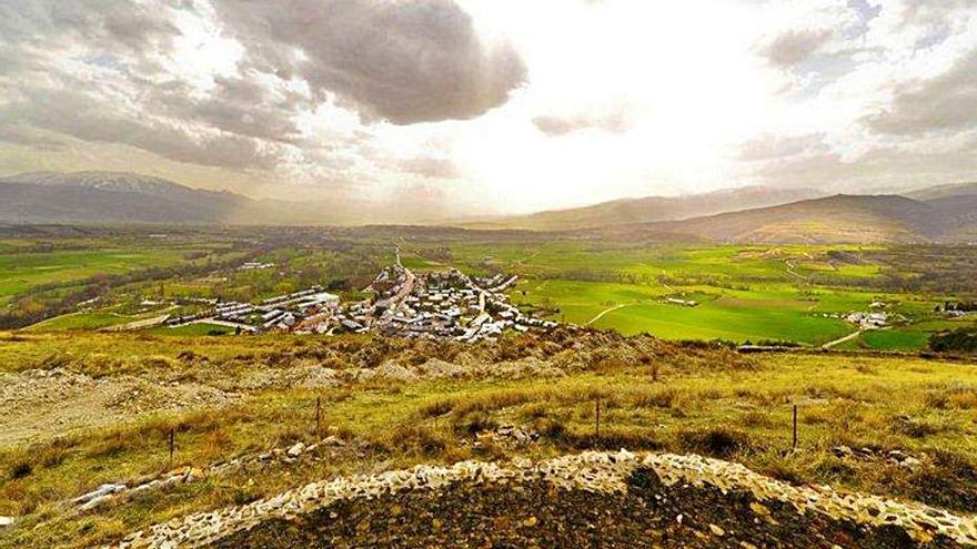 La vila de Llívia i el seu terme, des del castell medieval. | DDG