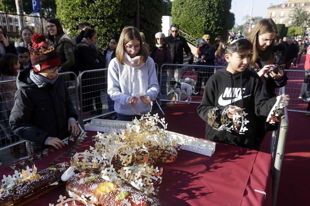 Los Reyes Magos llegan a Murcia repartiendo Roscón